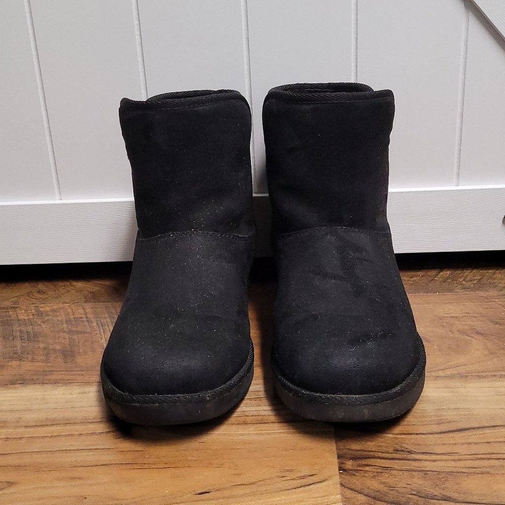 Payless Airwalk Women's Black Short Cozy Boot Size 8.5
